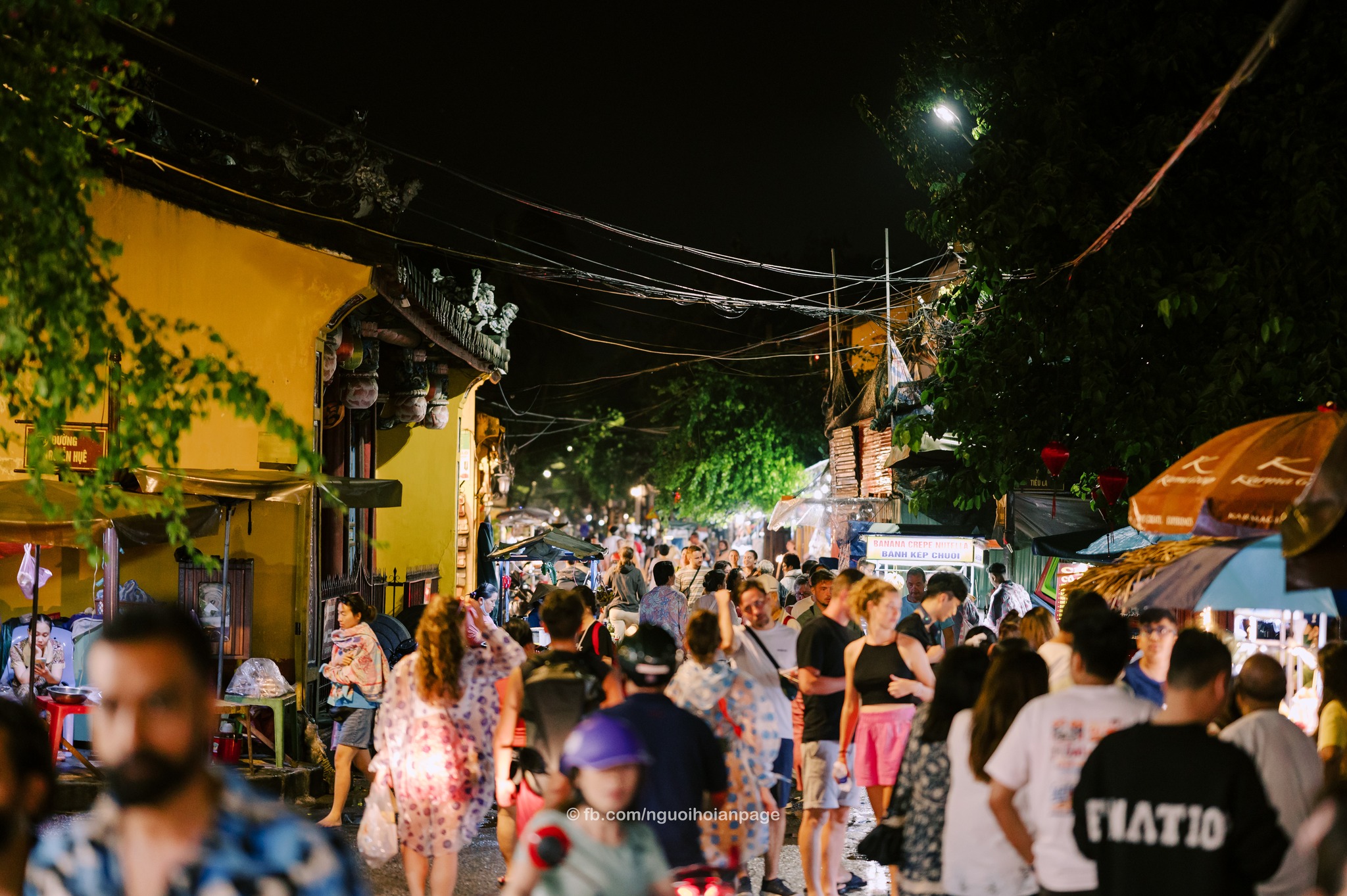 tourists come to Hoi An